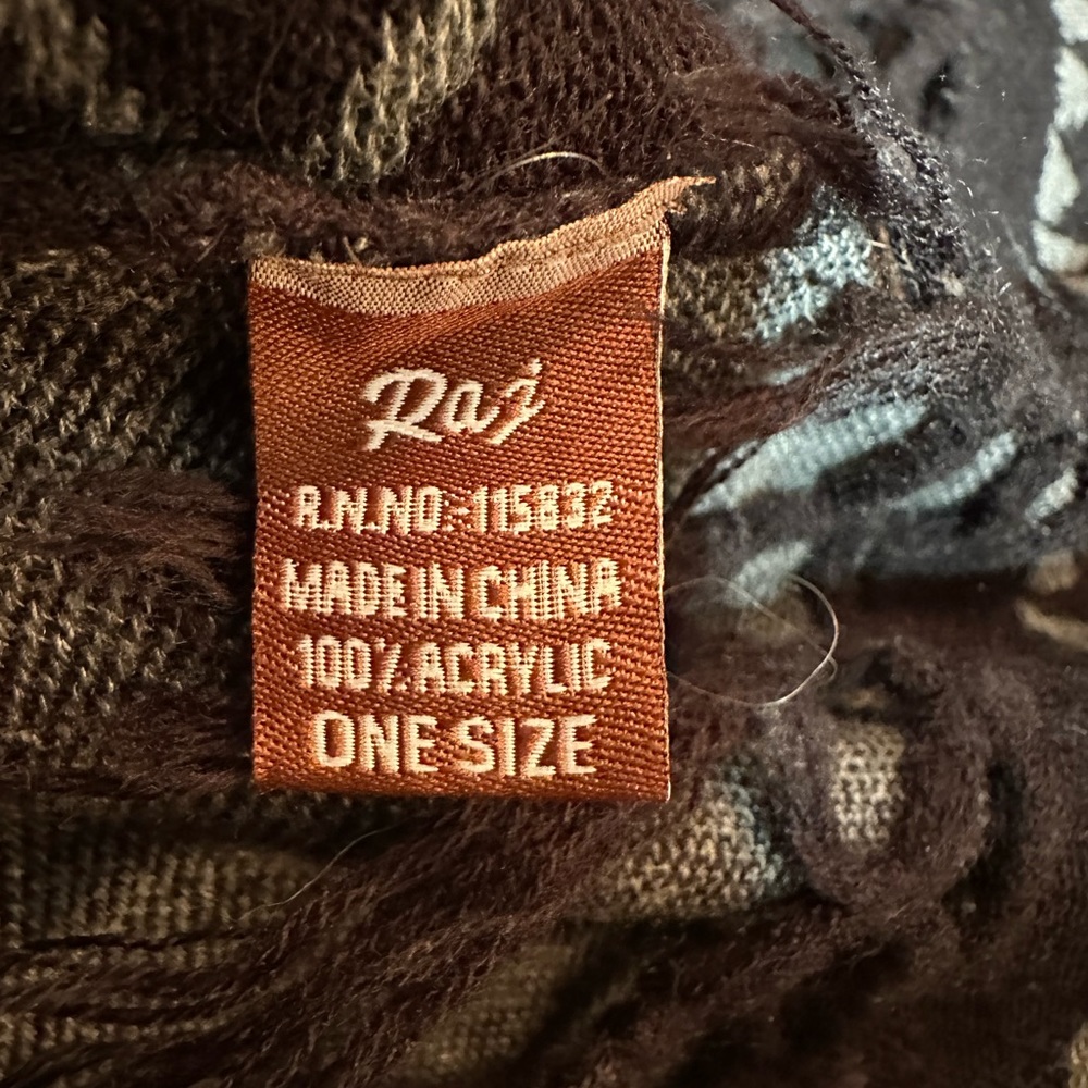Sweater, Shrug, poncho. One size. Black And gray Aztec pattern. Raj brand. - Picture 3 of 5